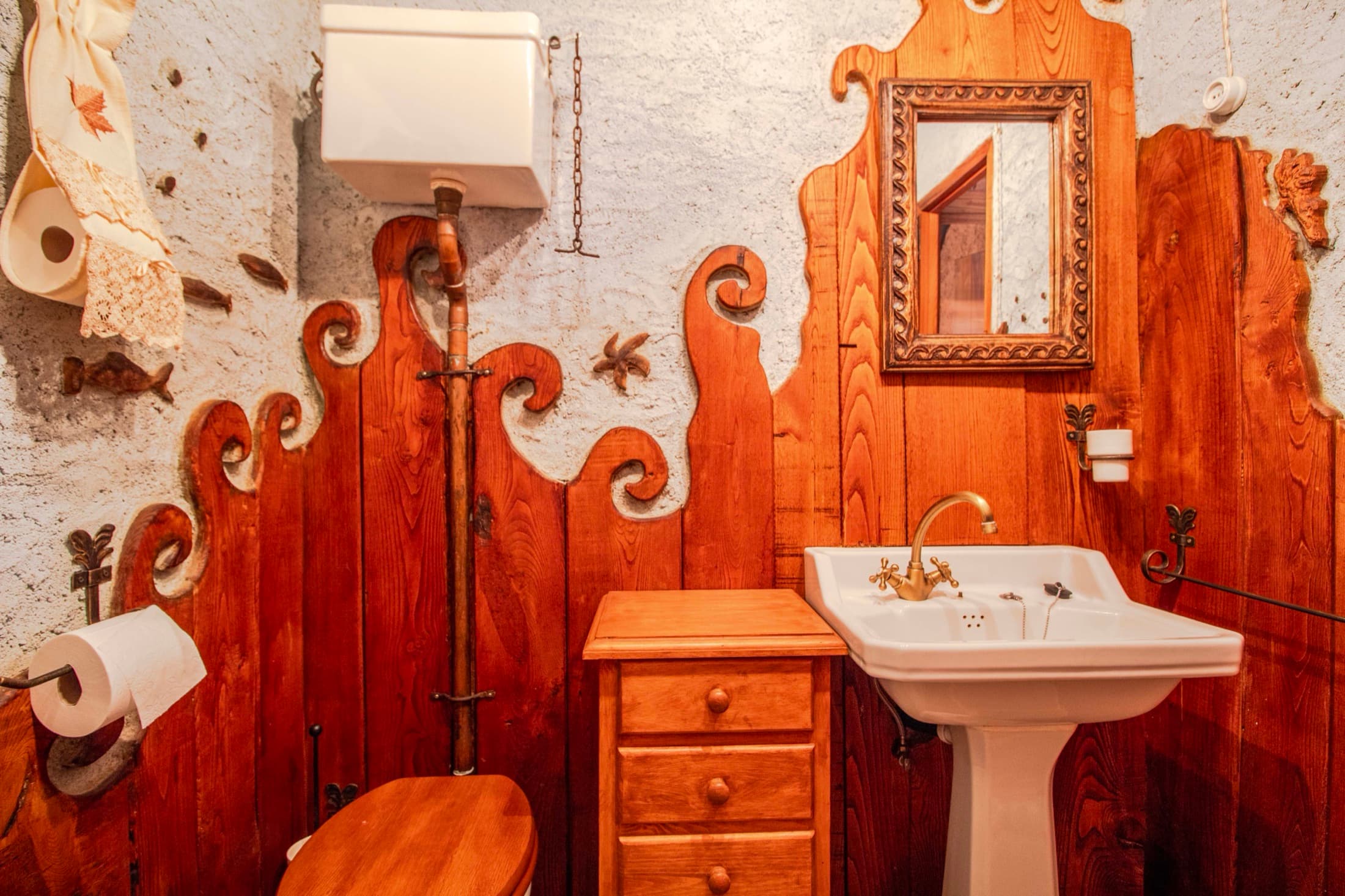 Baño de madera con ducha y detalles artesanales