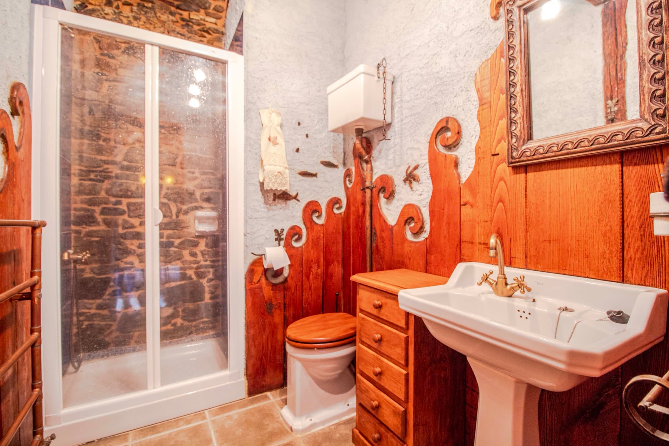 Baño con piedra y ducha de la casa rural